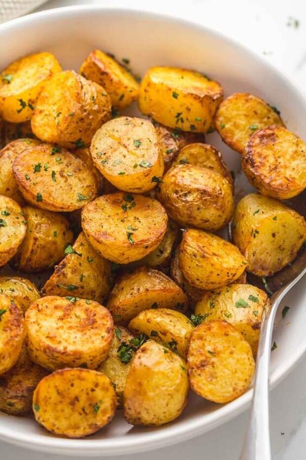 Жареная картошка — это простое в приготовлении блюдо, которое многие начинали готовить еще в подростковом возрасте.-4
