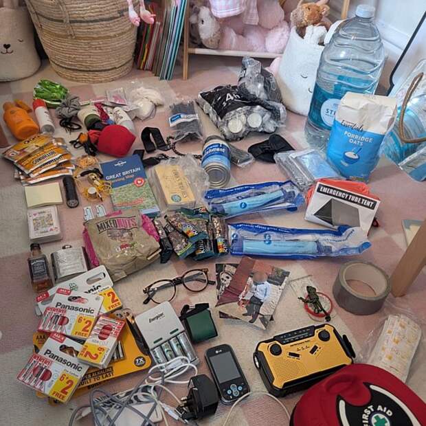 Женщина поделилась содержимым тревожного чемоданчика на случай третьей мировой