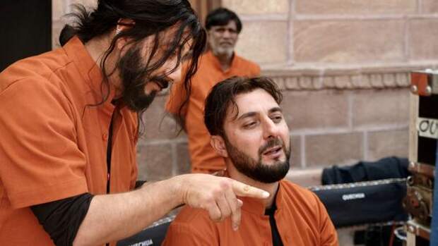 Карибидис и Галустян дерутся и танцуют в болливудском фильме