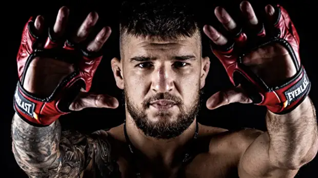 Украинский боец Амосов стал чемпионом Bellator в полусреднем весе