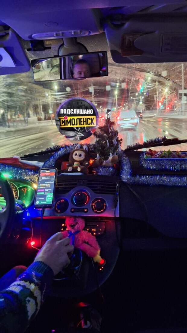 Фото: По Смоленску ездит новогоднее такси