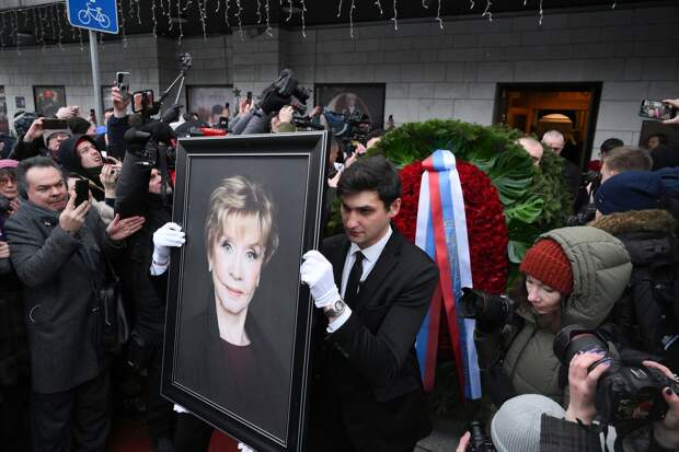 «Она мечтала так уйти»: Юлия Меньшова, Мария Аронова и Виктория Исакова простились с Верой Алентовой