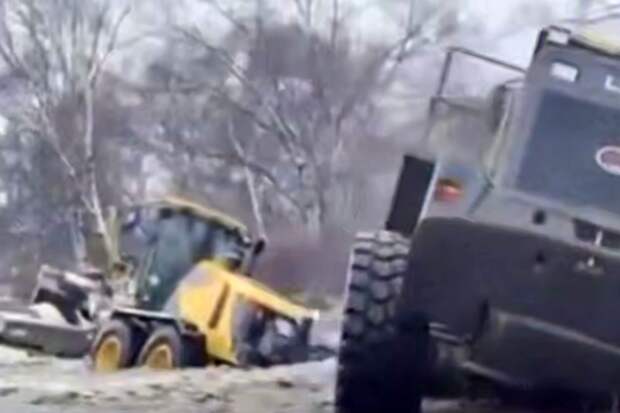 SHOT: экскаваторы утонули в растаявших сугробах на Камчатке и попали на видео