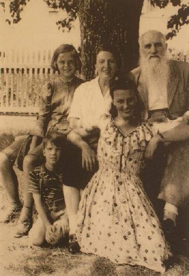 Семья Мясоедовых в 1950 г. У ног Ивана Мясоедова и Мальвины Верничи сидит их дочь Изабелла Верничи. Слева ее дети - Анита и Михаэль Модлер.