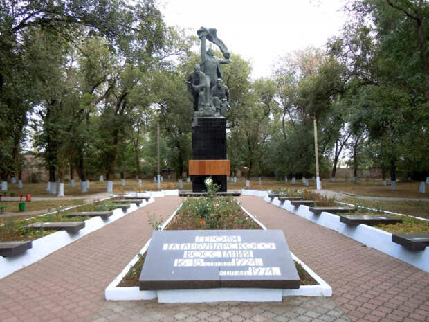 Заглавное фото. Памятник татарбунарским повстанцам в городе Татарбунары Одесской области