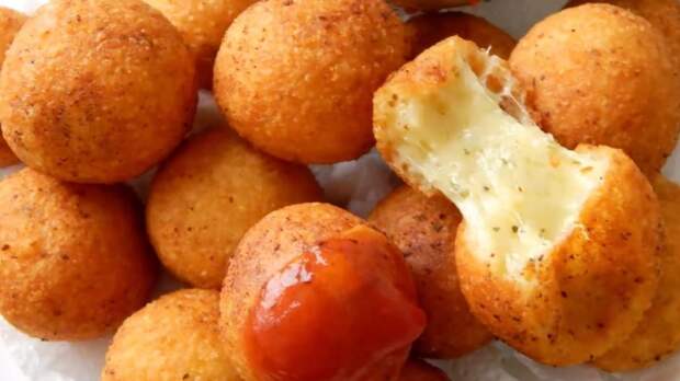 500 г сыра, яйца и мука… Ну почему я не знал раньше, какое чудо получится из этих продуктов! Лучший рецепт домашних пончиков!