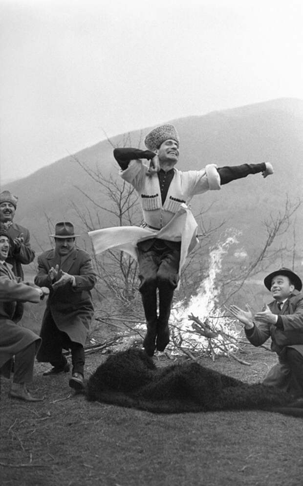 Лезгинка. Предгорье Грозного, 1971 год. Лезгинка. Предгорье Грозного, 1971 год.