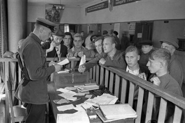 01 Первый день мобилизации. Дежурный Октябрьского райвоенкомата П.Н.Громов читает заявление добровольца М.М.Григорьева. 23 июня 1941 г.jpg 01 Первый день мобилизации. Дежурный Октябрьского райвоенкомата П.Н.Громов читает заявление добровольца М.М.Григорьева. 23 июня 1941 г.jpg