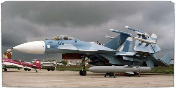Источник: otvaga2004.ru. На фото Су-33 с макетом П-800 "Оникс". Работы в этом направлении идут давно и, скорее всего, модернизированный Су-33 получит эту ракету. о крайней мере в Индии Су-30МКИ уже летает с импортной версией "Оникса".