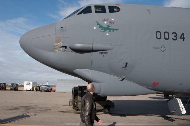 Второй снятый с хранения B-52H Stratofortress “Wise Guy,” во время предполетной подготовки  на авиабазе Тинкер , штат Оклахома, 5 .марта, 2021