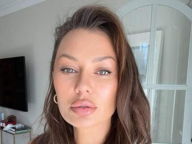 Хирург, изуродовавший маму Виктории Бони, сам себе удалил комки Биша — фото с операционного стола