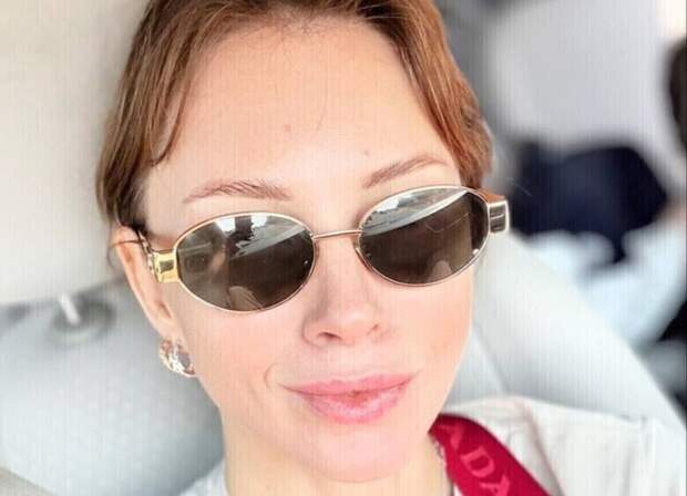 Диброва вышла с открытым декольте и призвала женщин придержать мужей