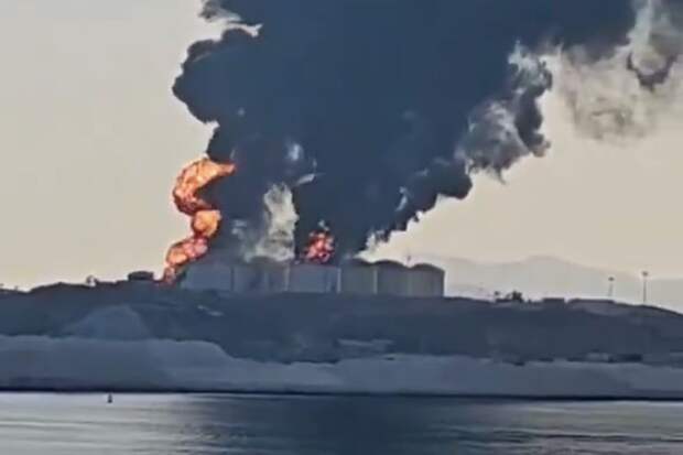 Пожар на нефтяном заводе в порту Салала в Омане сняли на видео