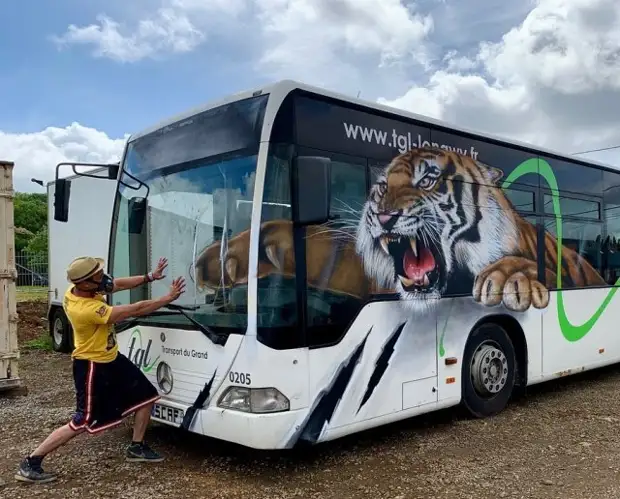 Французский художник превращает обшарпанные углы в невероятно реалистичные объекты