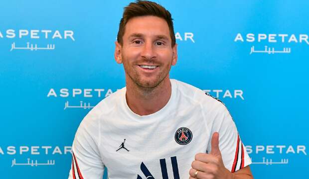 Messi taking a picture