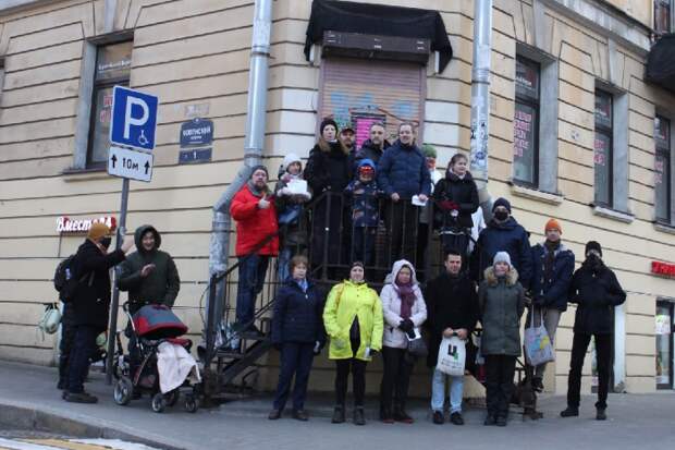 Петербуржцы встали в живую цепь у стрит-арта с изображением Хармса. Они также прочитали стихи поэтов Серебряного века