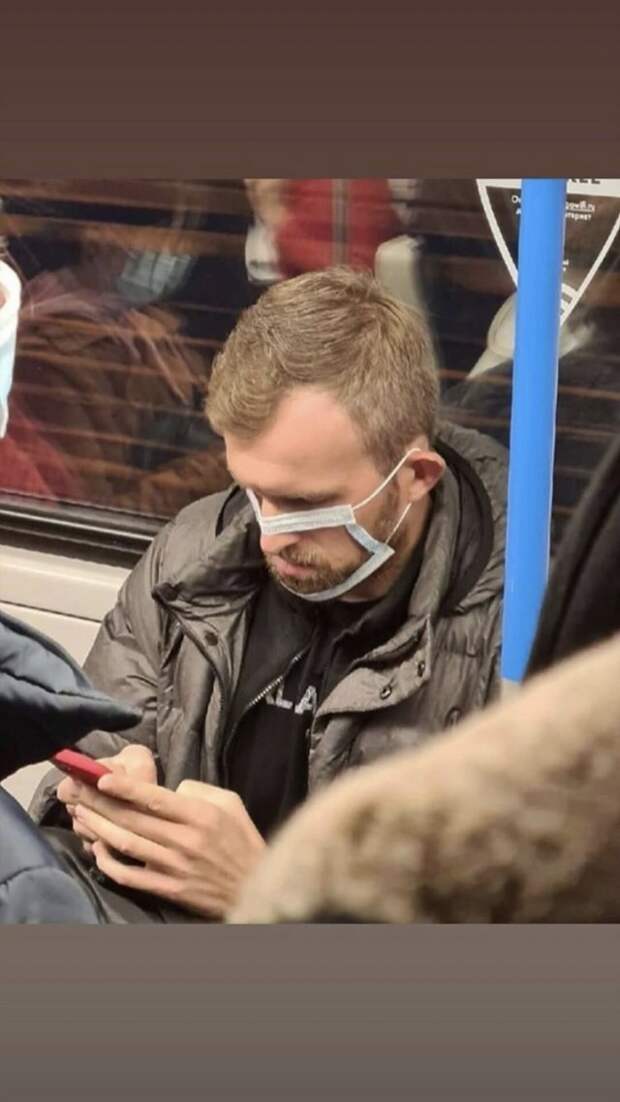 Умелец  в маске из метро
