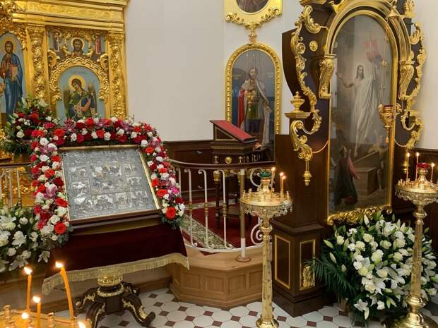 Священник Подмосковья облил прихожан святой водой прямо из кубка