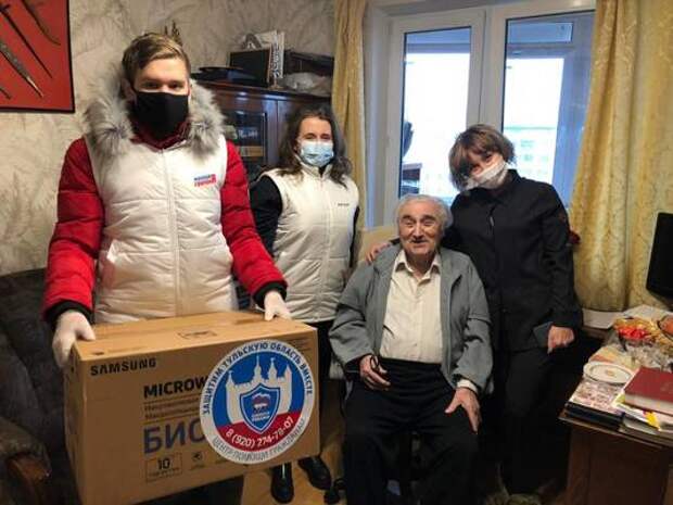 Волонтеры "Единой России" поздравили с 99-летием ветерана Михаила Придонова