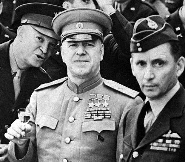 Маршал Георгий Жуков, командующий 1-м Белорусским фронтом во время Висло-Одерской операции (в центре), генерал Дуайт Дэвид Эйзенхауэр (слева) и главный маршал авиации сэр Артур Теддер