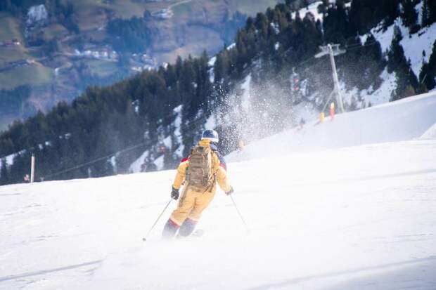 Пять лыжников погибли при сходе лавин в горах на западе Австрии