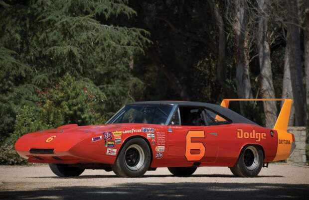 Dodge Charger Daytona стал первым автомобилем, достигшим скорости 200 миль в час в гонках NASCAR.