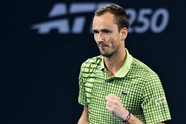 Даниил Медведев принимает Феликса Оже-Альяссима в полуфинале турнира в Дубае