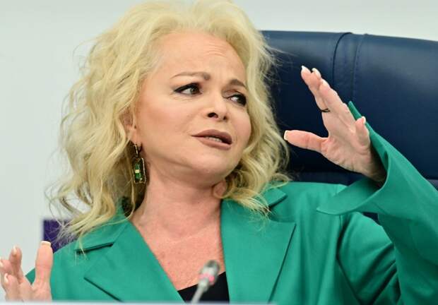 Лариса Долина сразу после суда резко выехала со двора своей квартиры