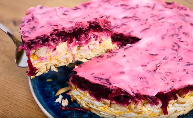 Замечательный слоёный салат с курицей и свеклой,отлично подойдёт к праздничному столу