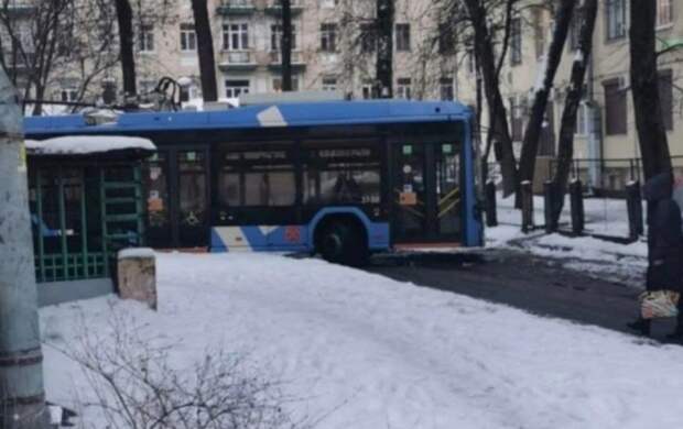 Троллейбус по ошибке заехал во двор Стахановской улицы