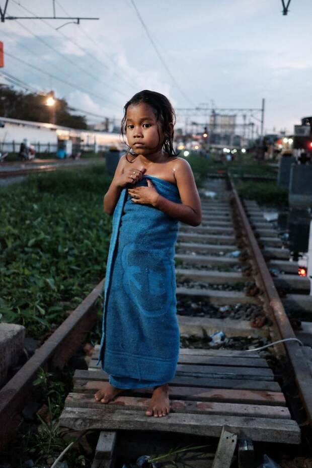 3. Маленькая девочка сушится в полотенце после душа бедность, джакарта, железная дорога, индонезия, нищета, репортаж, трущобы