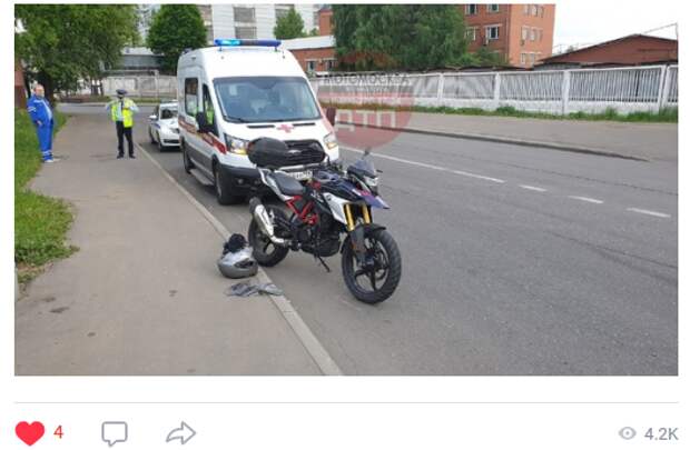 Байкер упал с мотоцикла в Ильменском проезде
