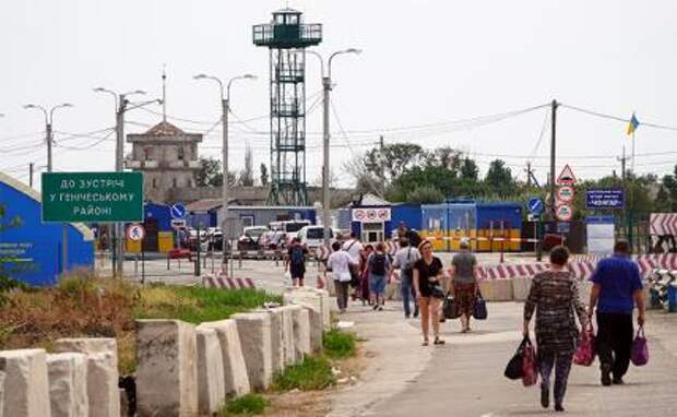 На фото: пешеходы и автомобили проезжают пограничный переход Чонгар в направлении Черноморского полуострова Крым.