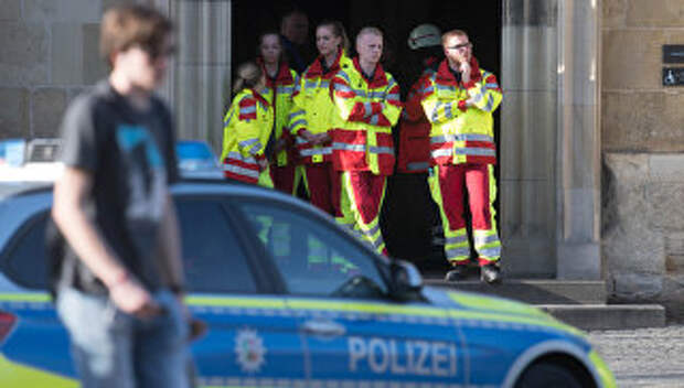 Спасатели рядом с местом, где автомобиль въехал в толпу людей в Мюнстере, Германия. 7 апреля 2018
