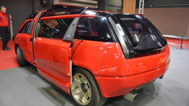 Минивэн Bertone с двигателем Lamborghini V12, опередивший свое время