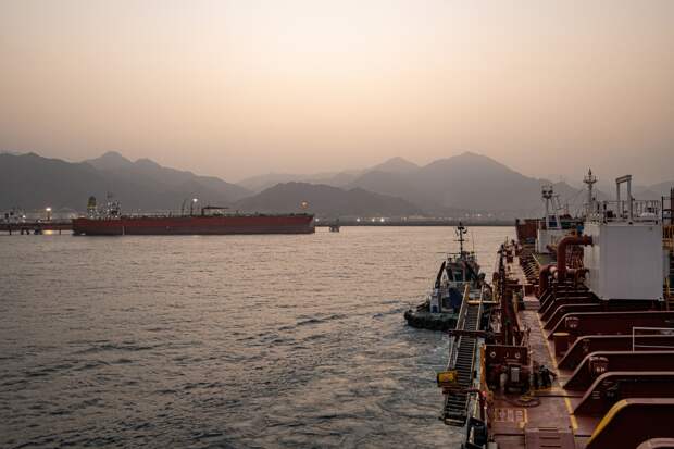 Крупный ближневосточный порт прекратил погрузку нефти