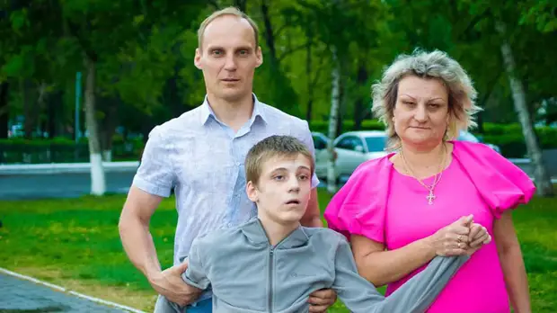 «Нельзя ставить на нём крест»: отец-одиночка об отказе отдать сына с инвалидностью в интернат и долгах за ЖКУ