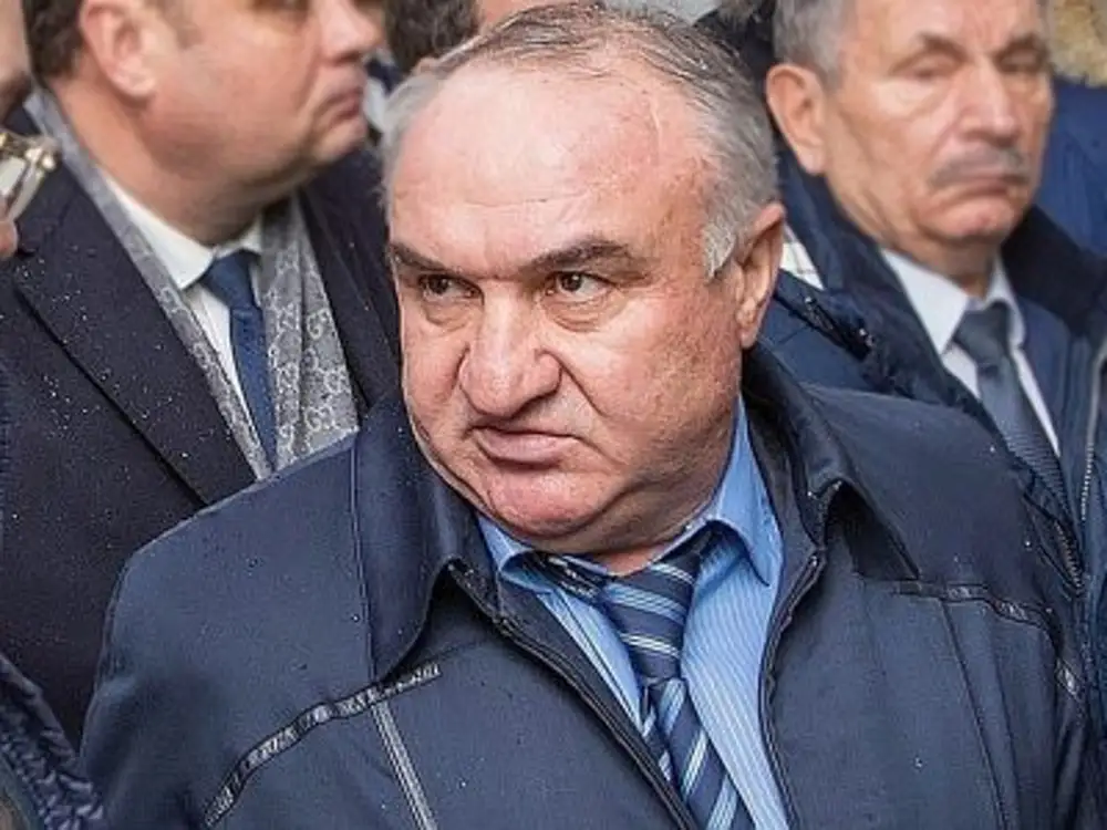 Рауль арашуков. Арашуков Рауль Туркбиевич. Рауф и Рауль Арашуковы. Рауль Туркбиевич Арашуков семья. Сенатора Арашукова.