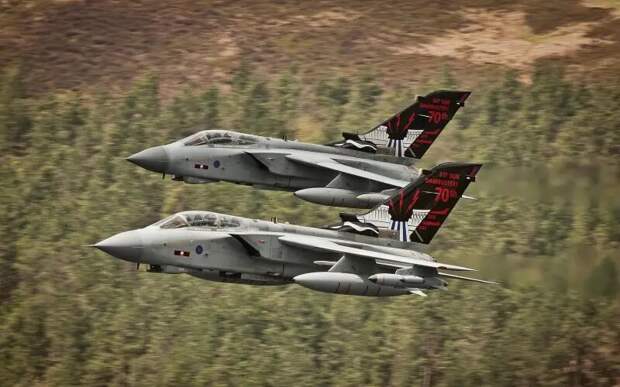 Panavia Tornado, он же MRA-75, он же Panavia 200. Плод совместной работы концернов British Aircraft Corporation (Великобритания), Messerschmitt-Bölkow-Blohm (Германия), и Aeritalia (Италия).-13