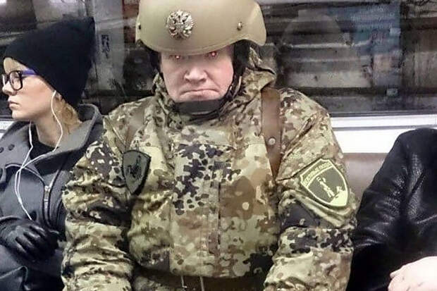 Пользователей Reddit рассмешило фото «российского военного» из питерского метро