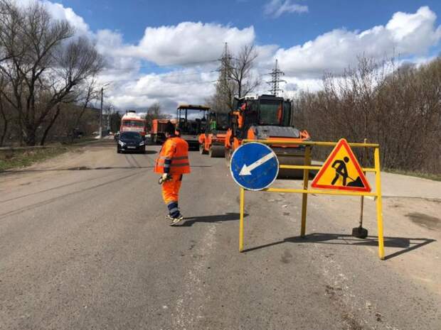 В Твери восстанавливают покрытие и наносят разметку