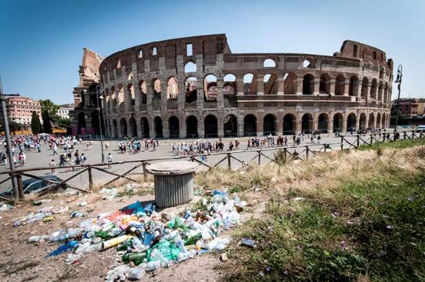 Вид старинных античных руин в Риме серьезно портят мусорные кучи. /Фото: thepointsguy.com