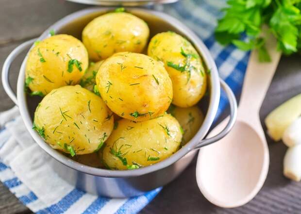 Отварной картофель на ужин так же вреден, как и жареный. / Фото: goodfon.ru