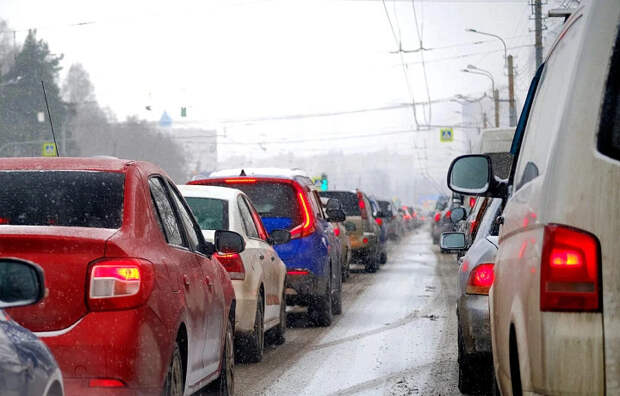 Тульским водителям рассказали, как вытащить застрявшую в снегу машину