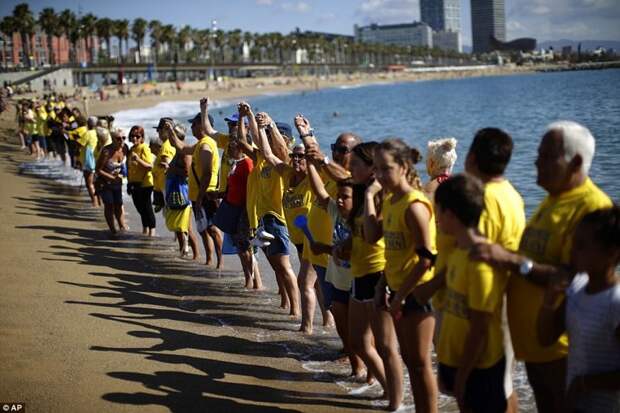 Испанские власти пытаются поддерживать общественный порядок в туристических районах, но в основном их усилия направлены на остров Мальорку - оно из самых популярных тусовочных мест барселона, испания, каталония, местные жители, пляж, протест, протестующие, туризм