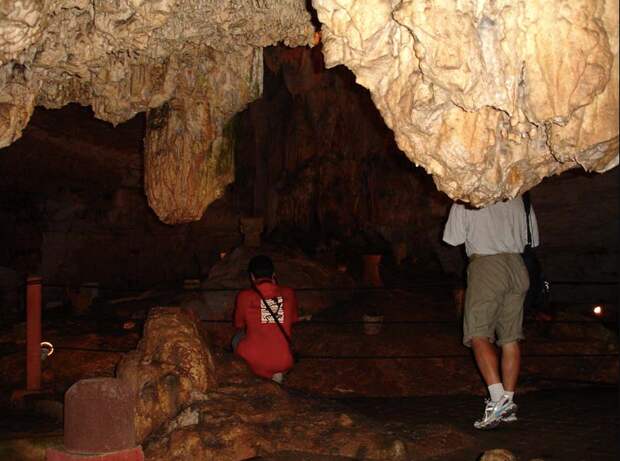 Подземная пещера на Юкатане. Изображение взято из книги А. Ю. Склярова «Древняя Мексика без кривых зеркал», издательство ВЕЧЕ, 2009
