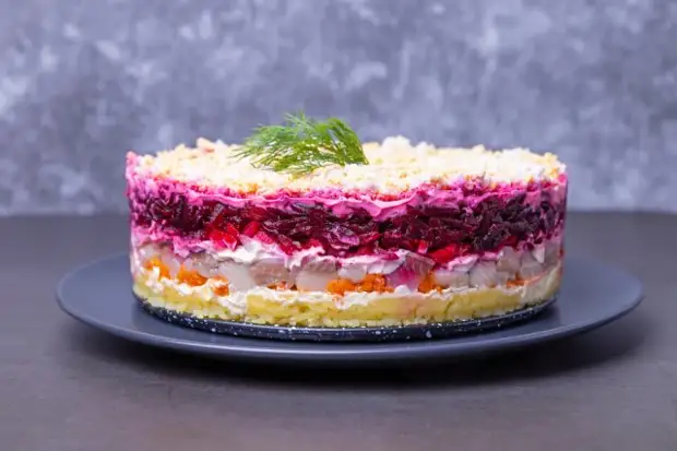 Фото: shutterstock.com / tasha_lyubina Селедка под шубой с вареной свеклой пошаговый рецепт фото