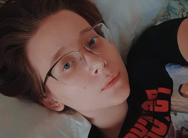 В Ставропольском крае  ночью с 10 на 11 марта произошла авария в Ессентуках. Машина «скорой» припарковалась у обочины с включёнными маячками. 22-летняя фельдшер Алина Афанасиади оказывала помощь пациенту на улице. Мимо ехал по городу водитель ВАЗ. Он превысил скорость, не справился с управлением, сбил медработника и въехал в машину скорой помощи. В больницу также доставлены 29-летний водитель и 18-летний пассажир автомобиля ВАЗ. У водителя взяли анализ на установление алкоголя в крови.