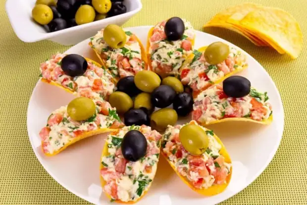 Канапе с помидорами на чипсах Канапе с помидорами на чипсах