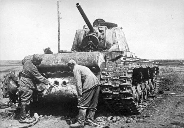 Немцы осматривают подбитый советский танк КВ-1 